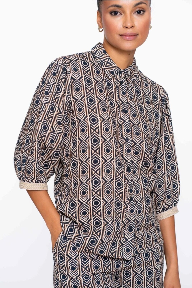 BLOUSE MET GRAFISCH PATROON 53453 20 000999 BLACK/TOBACCO